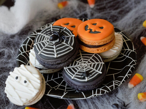 11 Spooky Things to Do with Friends This Halloween