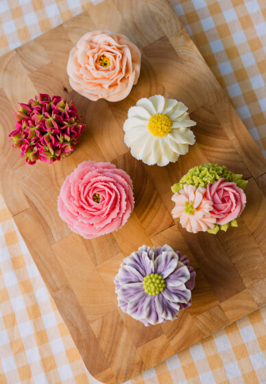 Learn to Pipe Buttercream Flowers
