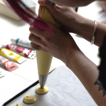 Piping macarons