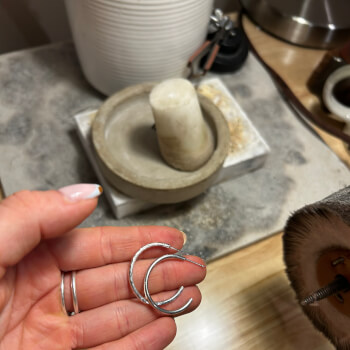 Hammered earring and smooth earring 