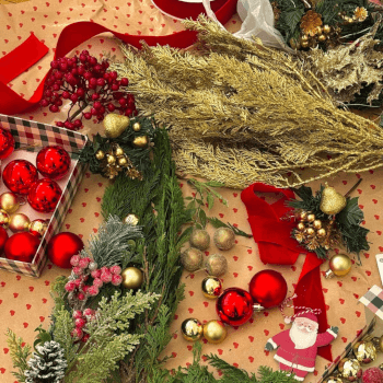 Make your Christmas wreath uniquely yours