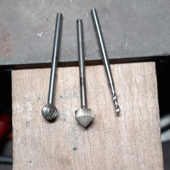 Cutting the seat for the stone