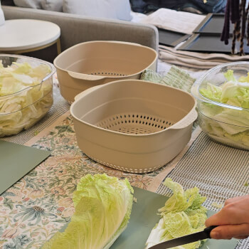 Cutting the cabbage