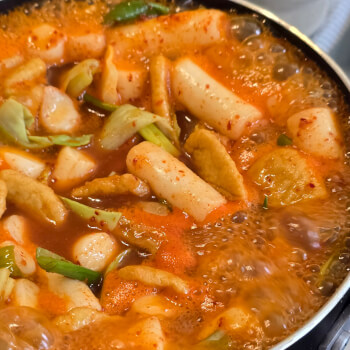 Making tteokbokki