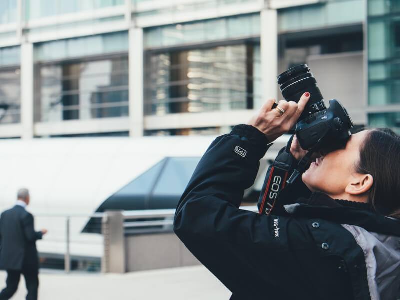 A woman learns photography with her DSLR in Canary Wharf.