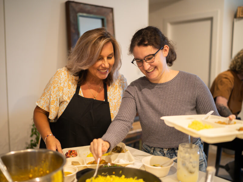 A mother and daughter bond over the food they made in a cooking class.