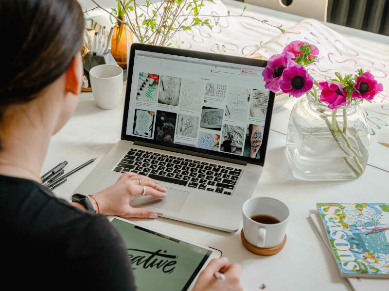 A person learning brush lettering online