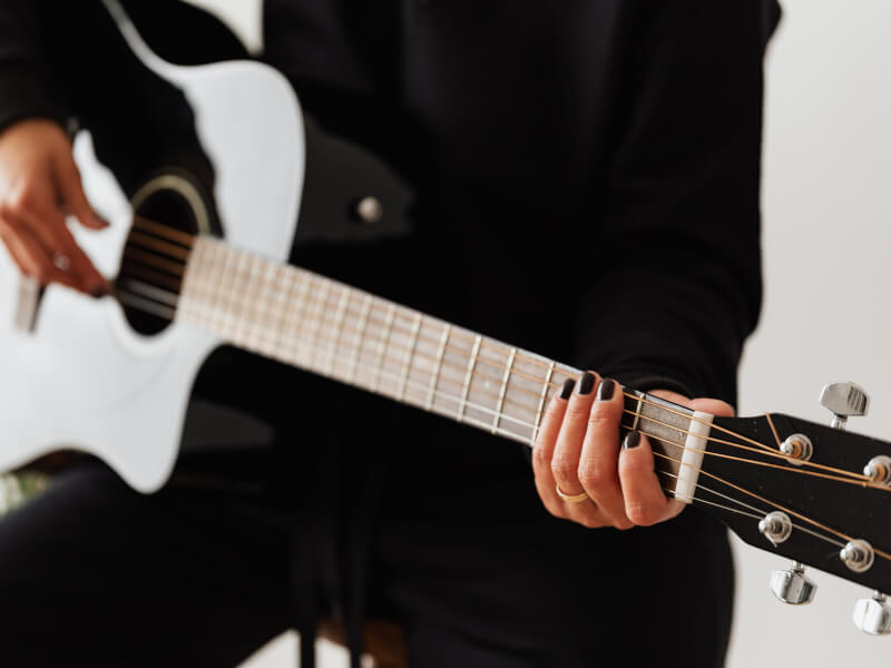 A woman tries guitar online lessons.